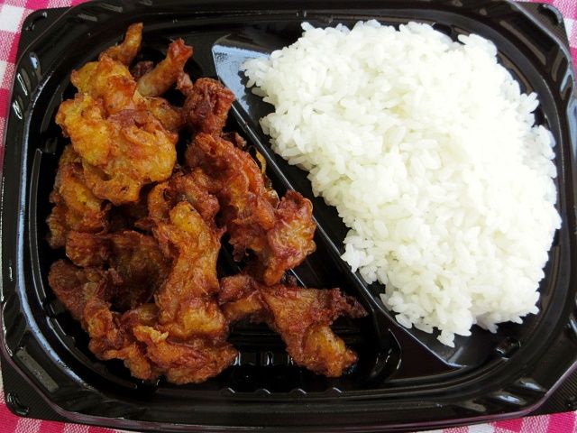 ご飯とフライドチキンの皮