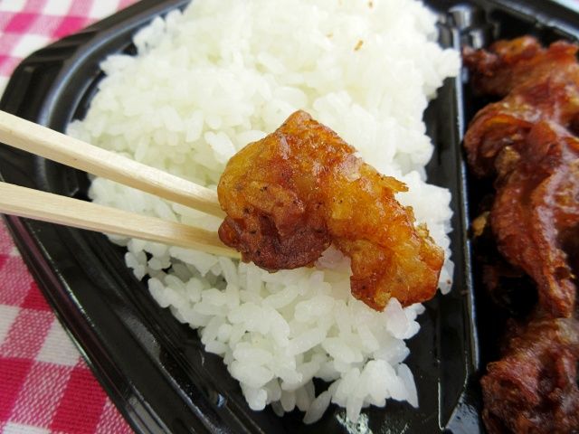 フライドチキンの皮をご飯に乗せる