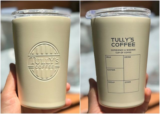 タンブラーのロゴと裏面を横から撮影