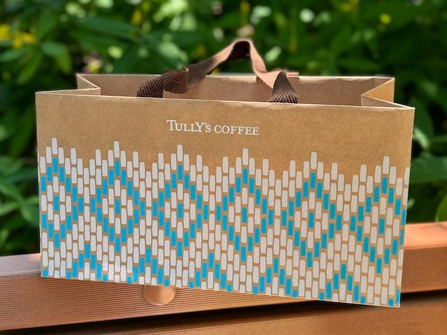 タリーズのペーパーバッグを空の状態で横から撮影