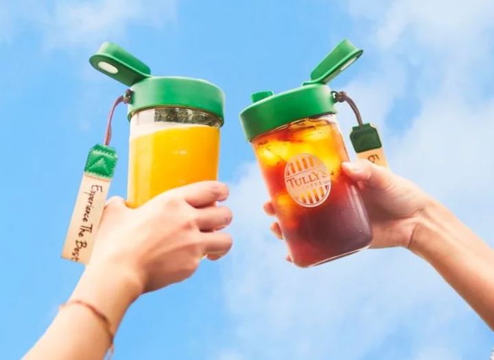 タリーズ福袋限定ボトルにドリンクを注いだ様子