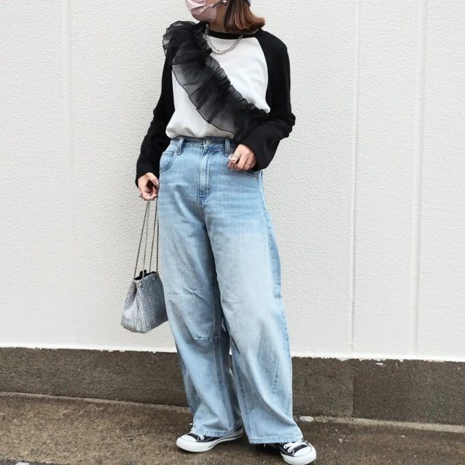 配色ラグランTシャツ×しまむらのライトブルーの「カーブデニムパンツ」