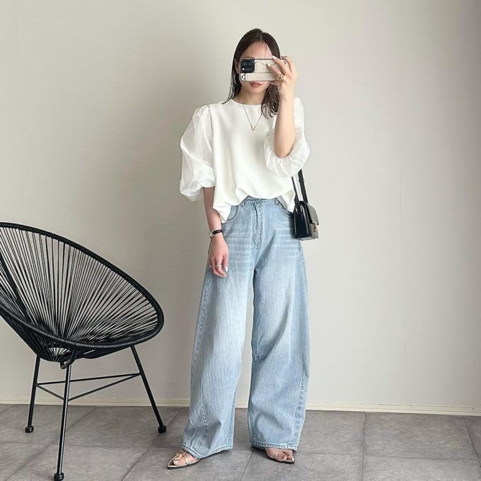 シアースリーブドッキングバルーントップス×しまむらのライトブルーの「カーブデニムパンツ」