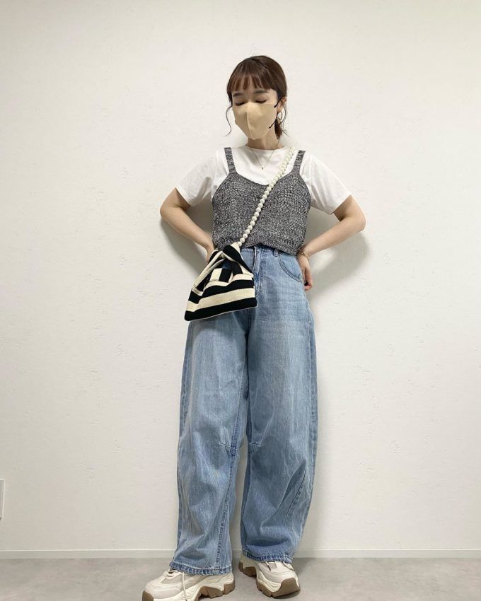 メッシュビスチェアンサンブル×しまむらのライトブルーの「カーブデニムパンツ」