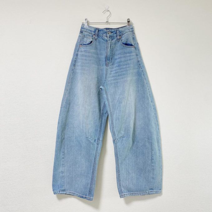 しまむらのライトブルーの「カーブデニムパンツ」