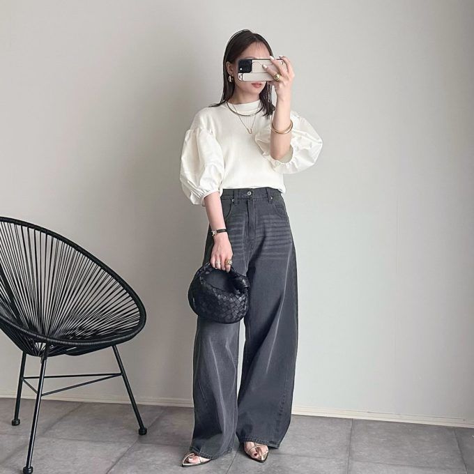 袖切替ニットトップス×しまむらのグレーの「カーブデニムパンツ」