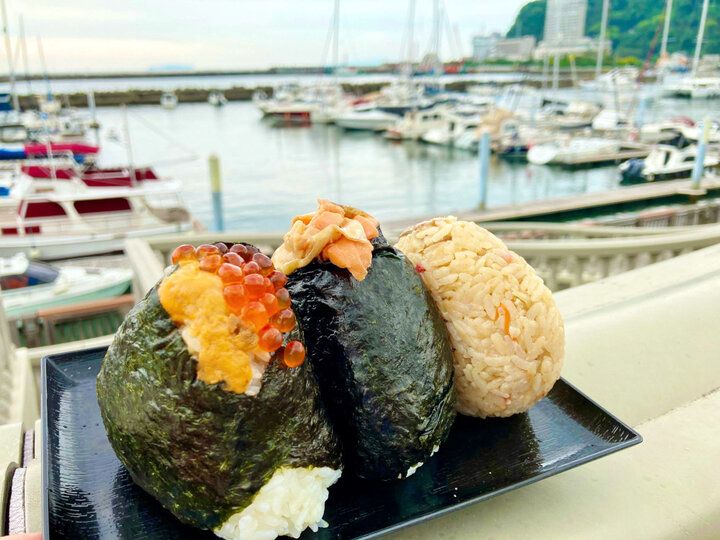 海まで徒歩３分♪ 新感覚の炙りめしランチや海鮮おにぎりが楽しめる「熱海おさかな食堂 炙り家」がオープン