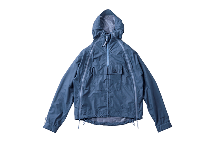 〈シーピーカンパニー〉のプルオーバーパーカ