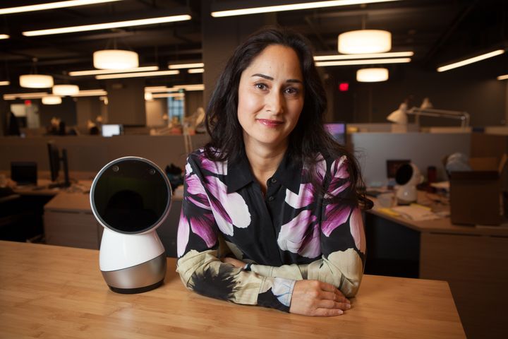 ソーシャルロボティクスのパイオニア、シンシア・ブリジールと、世界初家庭用パーソナルロボット「Jibo」。2015年11月撮影。Photo_ The Washington Post/Getty Images