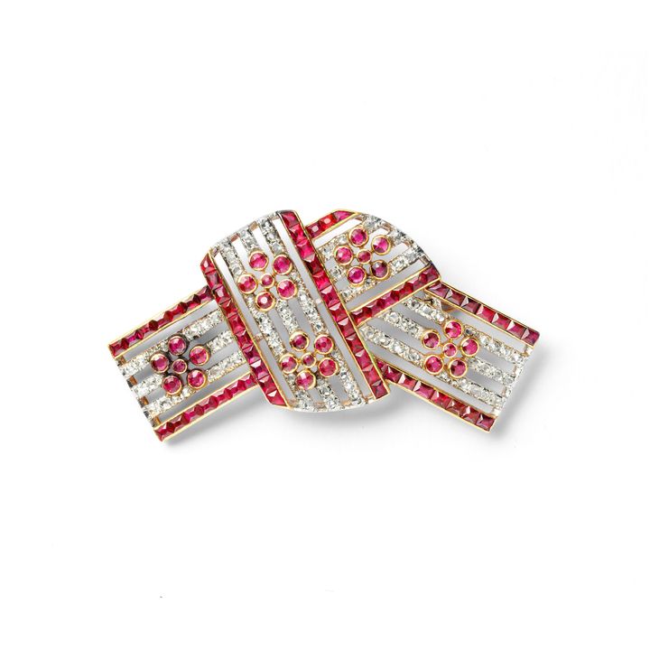 《「日本風の結び目」ブローチ》1907 年 / プラチナ、ゴールド、ダイヤモンド、ルビー / カルティエ コレクション Marian Gérard, Cartier Collection