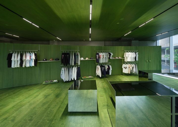 手作業で染色した木材を用いた２階