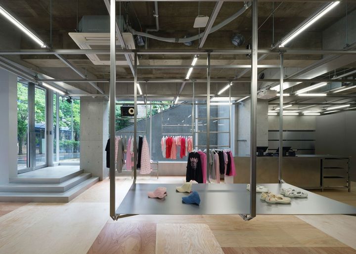 メタル素材の什器を使用した1階の様子