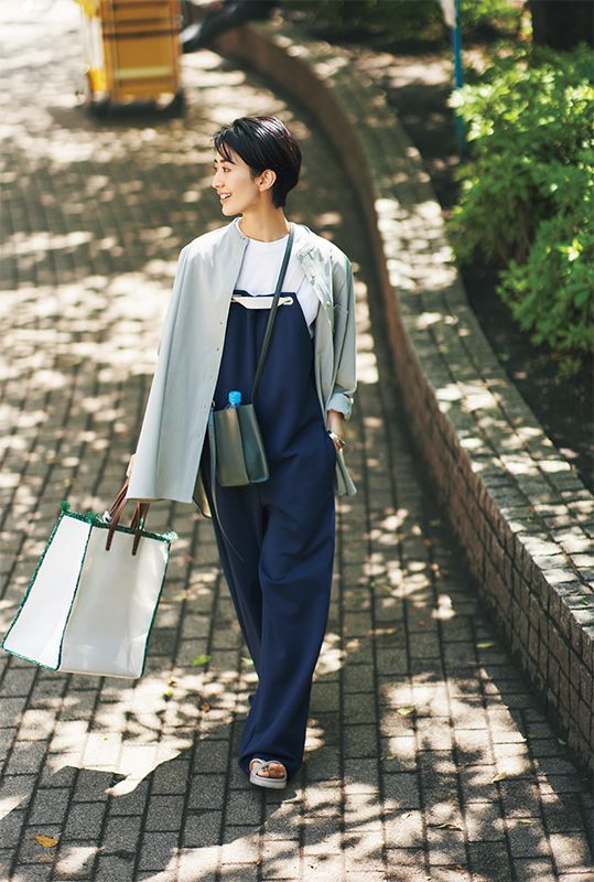 ネイビーサロペットのカジュアルコーデ
