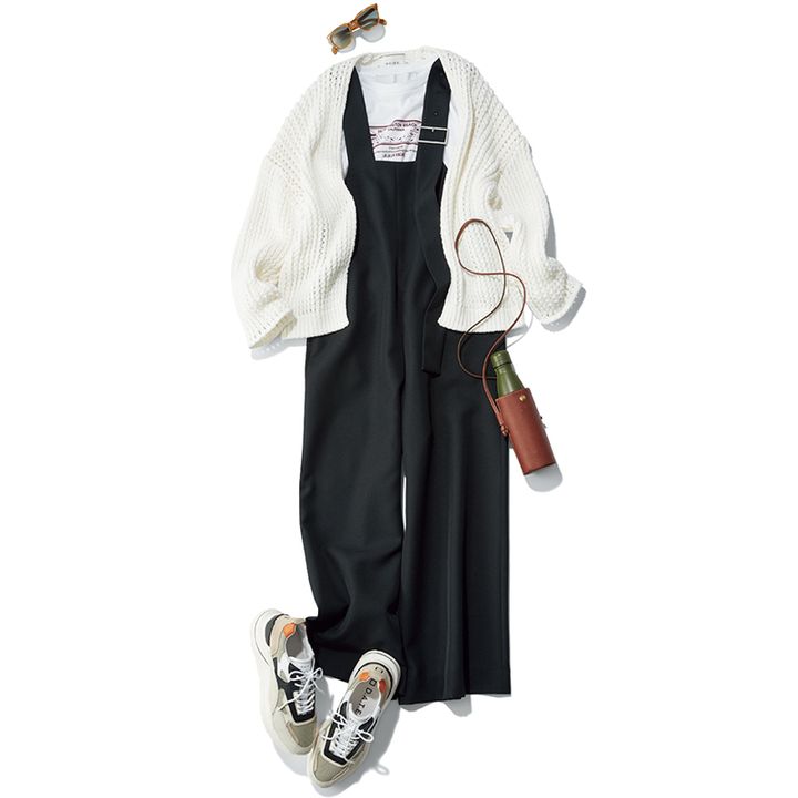 黒サロペットにカーディガンをは羽織ったカジュアルコーデ