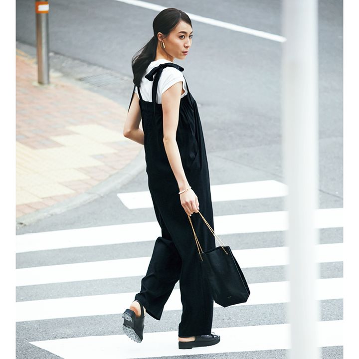 黒サロペットのきれいめコーデ