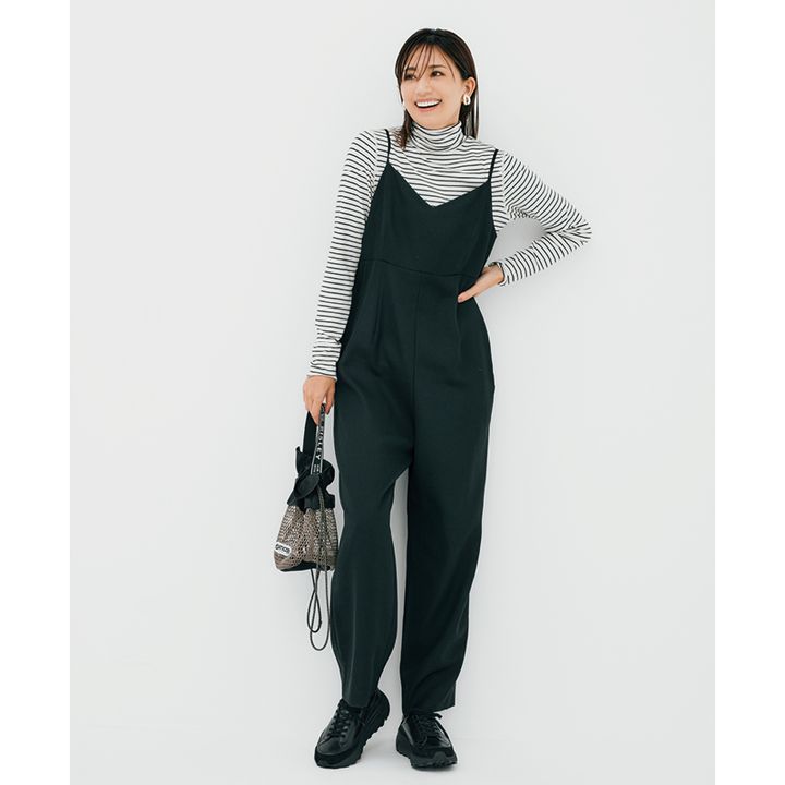 黒サロペットとボーダーロンTのカジュアルコーデ