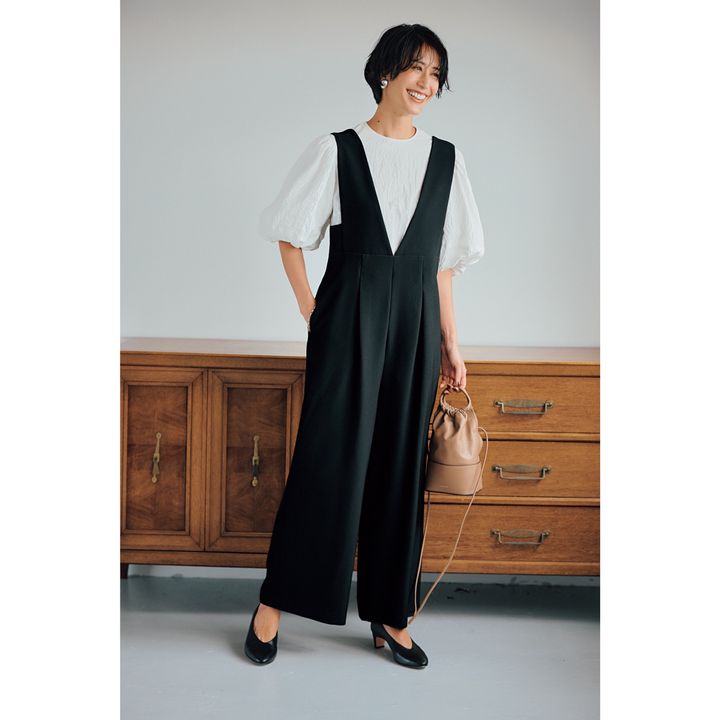 黒サロペットのきれいめコーデ