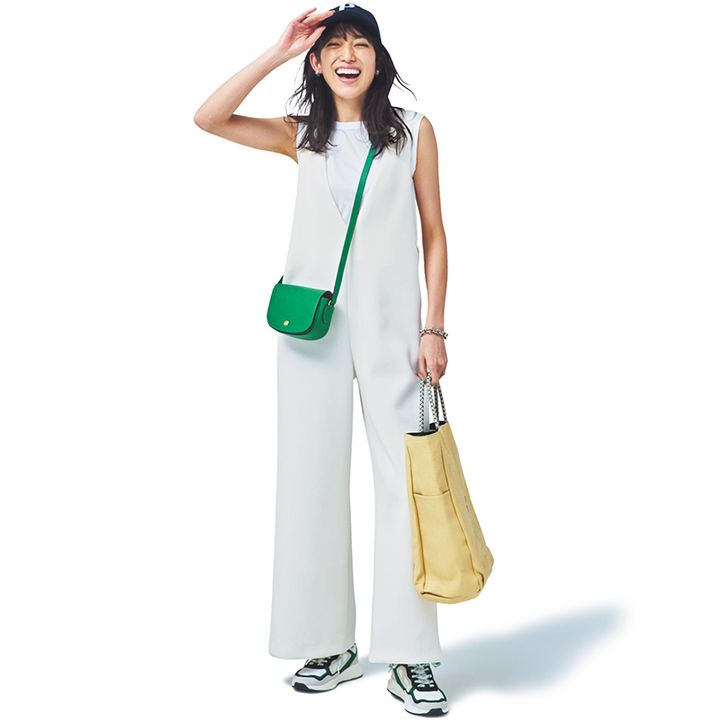 白サロペットのカジュアルコーデ。ビタミンカラーの小物合わせがポイント。