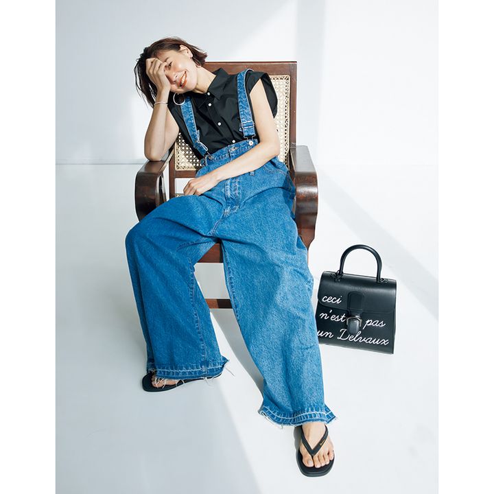 デニムサロペットのカジュアルコーデ