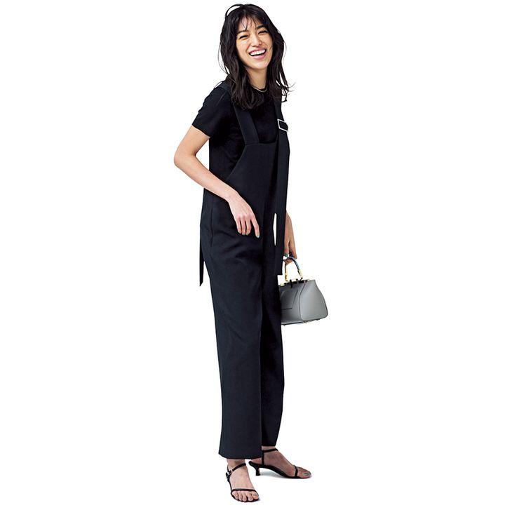 黒サロペットのきれいめコーデ