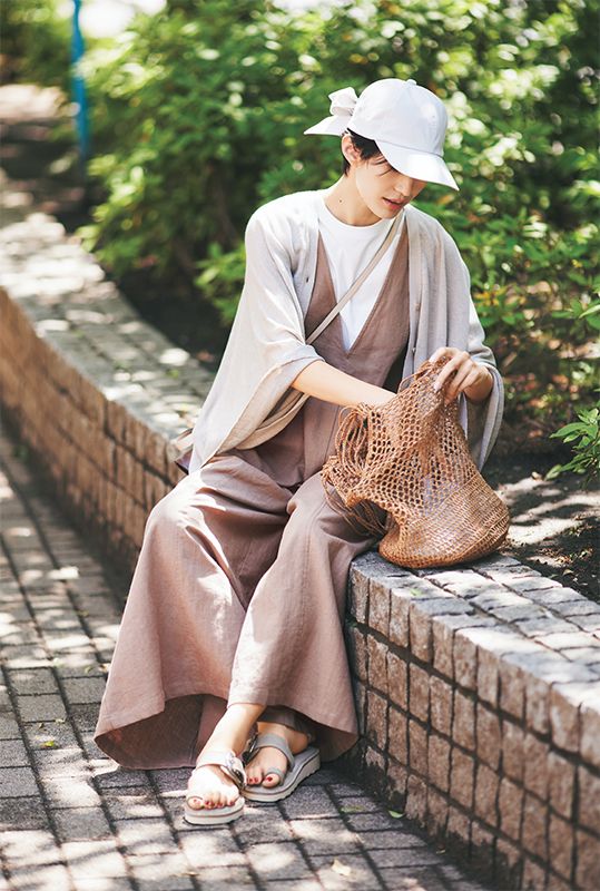 ベージュサロペットのカジュアルコーデ