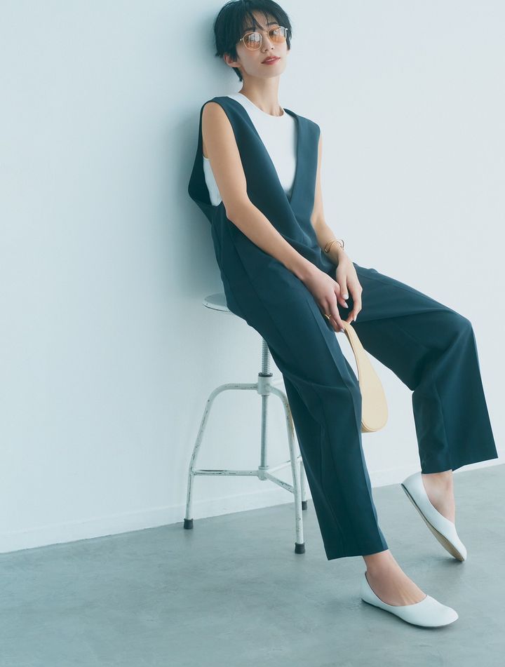 グレーサロペットのきれいめコーデ