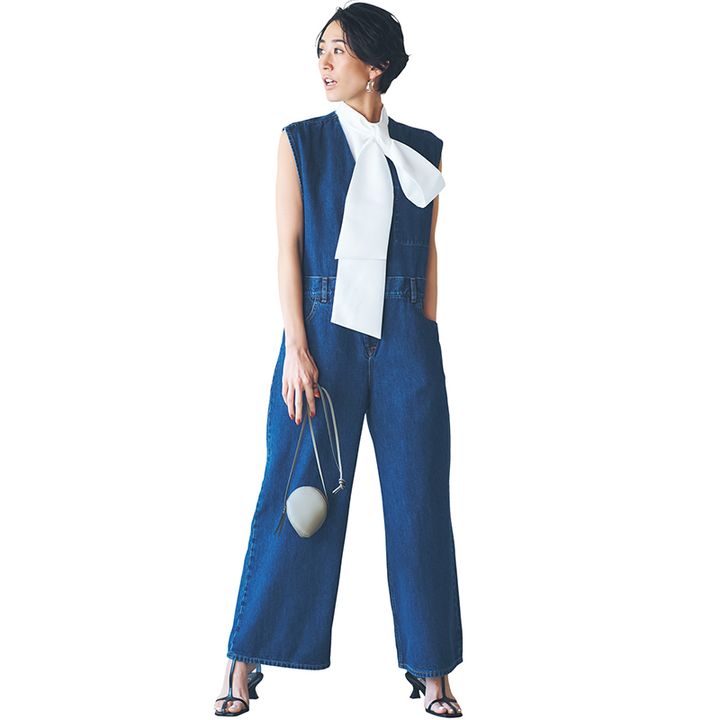 デニムサロペットのきれいめコーデ