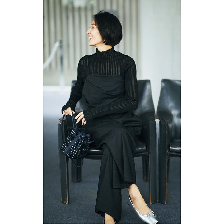 黒サロペットのきれいめコーデ