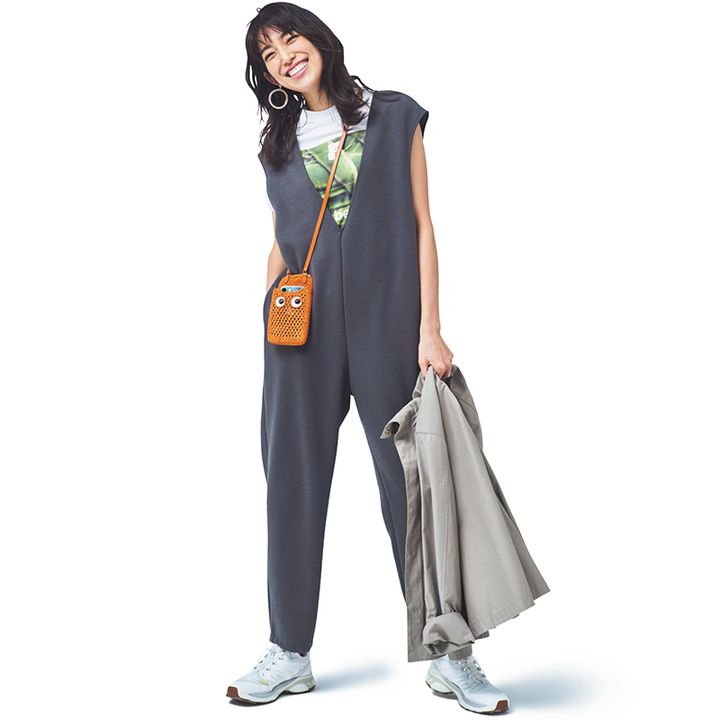 グレーサロペット×Tシャツのカジュアルコーデ