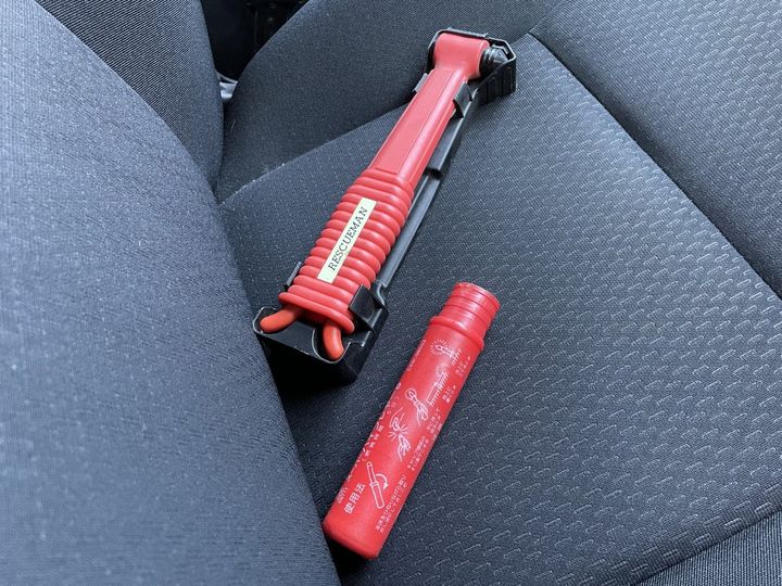 自動車の緊急脱出ハンマー（左）の使い方は？