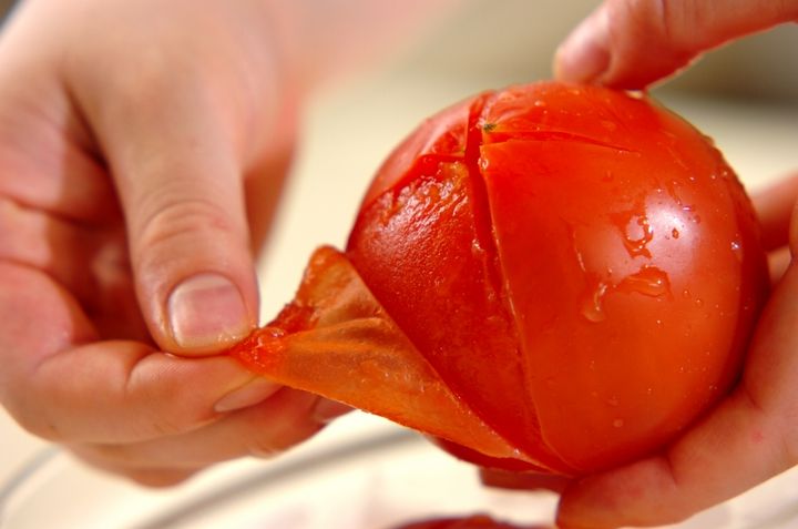 トマトとミックスビーンズのビネガーサラダの下準備1