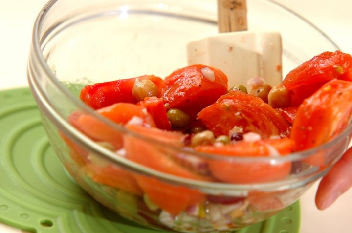 トマトとミックスビーンズのビネガーサラダの作り方1
