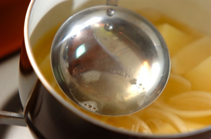 ジャガイモと玉ネギのみそ汁の作り方1