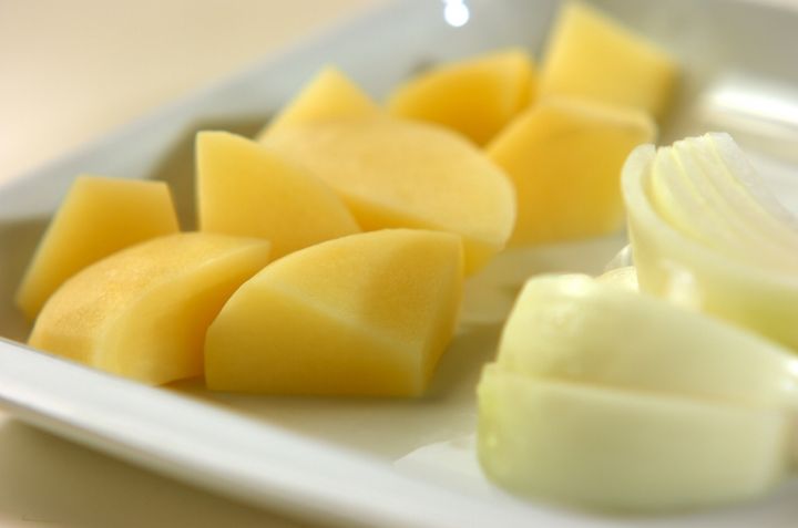 ジャガイモと玉ネギのみそ汁の下準備1