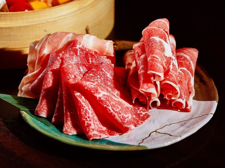 参宮橋『麻辣火鍋専門店 越智』の火鍋の肉（ラム肉、豚バラ肉、牛バラ肉）