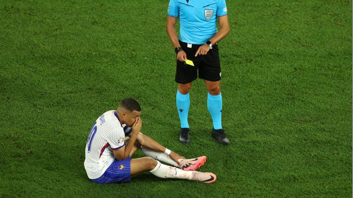 EUROで流血のエムバペ、ピッチに戻った後に主審からイエローカードを提示された理由とは