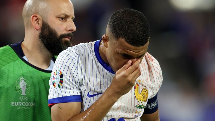 フランス、EURO初戦勝利もエムバペが流血…デシャン監督は鼻骨折を示唆 「かなりよくない」