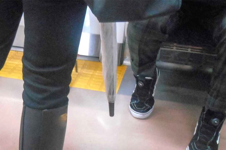 電車内での濡れた傘の持ち方には工夫が必要