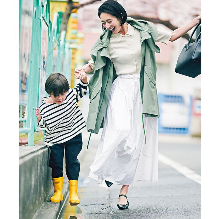 気温20度の雨の日服装例：洗える白スカートに『カジュアルベスト』を羽織って