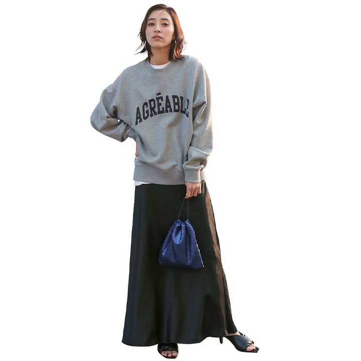 最高気温20度の服装例：ゆるっと『スウェット×ナロースカート』もレザーサンダルでリッチに昇格