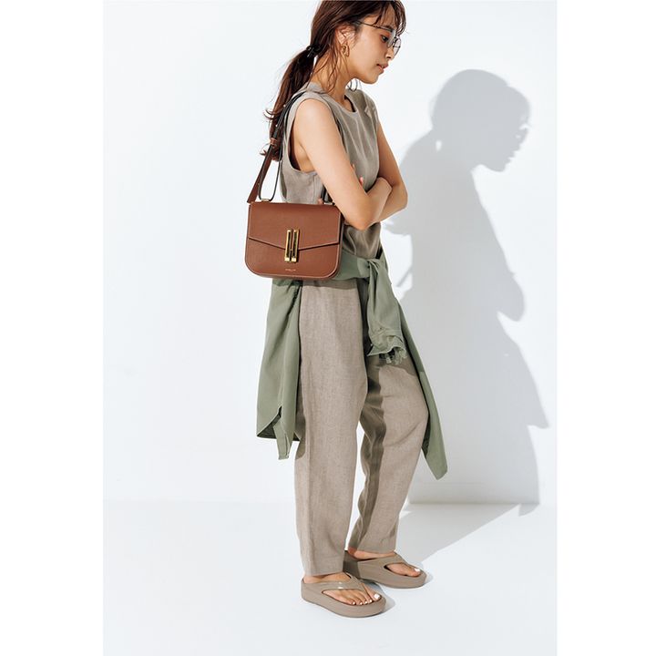 気温20度の雨の日服装例:キレイめオールインワンも足元が旬見えサンダルなら濡れても安心