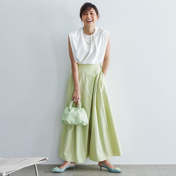 最低気温20度の服装例：白Tシャツにライトグリーンの今どきワイドパンツでサマ見え