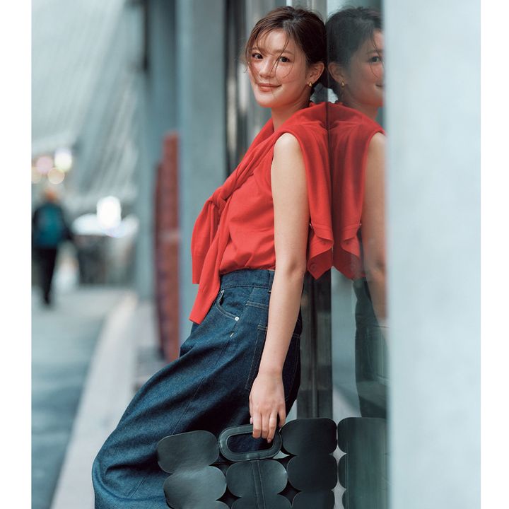 最低気温20度の服装例：ゆるデニムと派手色ツインニットで品よくカジュアルに