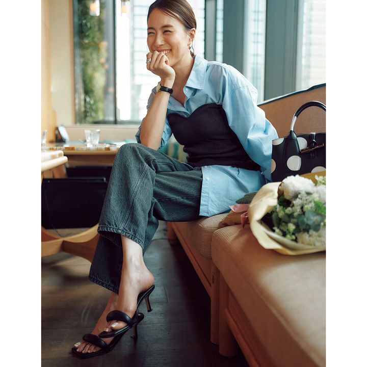 最高気温20度の日におすすめなのは、ビッグシャツの上にビスチェのレイヤード。