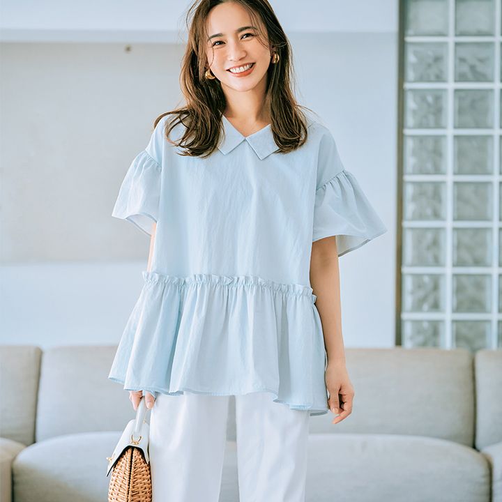 最低気温20度の服装例：サックスの甘ブラウスにホワイトボトムスで爽やかコーデ