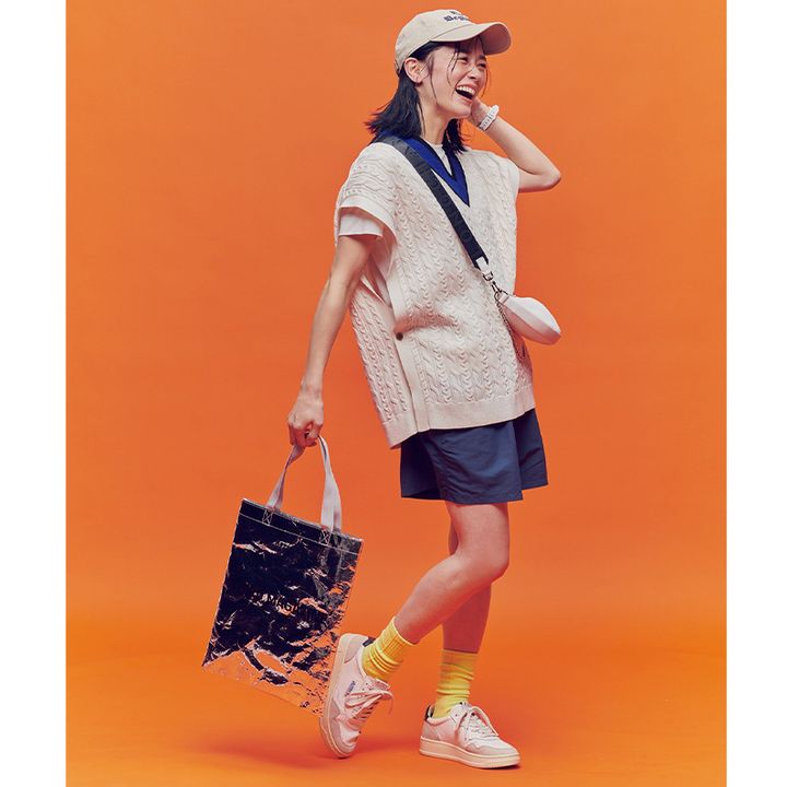 最低気温20度の服装例：紺のショートパンツニットベストのレイヤードしたコーデ