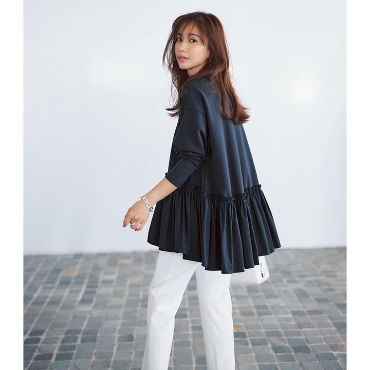 2024年秋の最高気温20度の日のおすすめの服装。ロンTも甘め＆ブラウス見えできちんと感を。