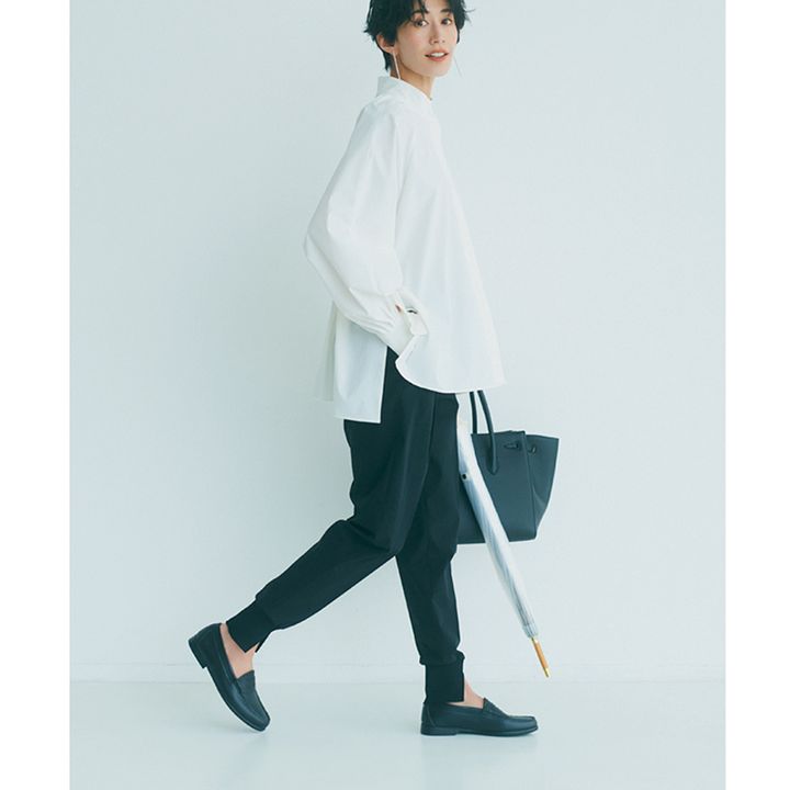 気温20度の雨の日服装例:撥水加工の白シャツと黒パンツで雨でも快適オシャレ