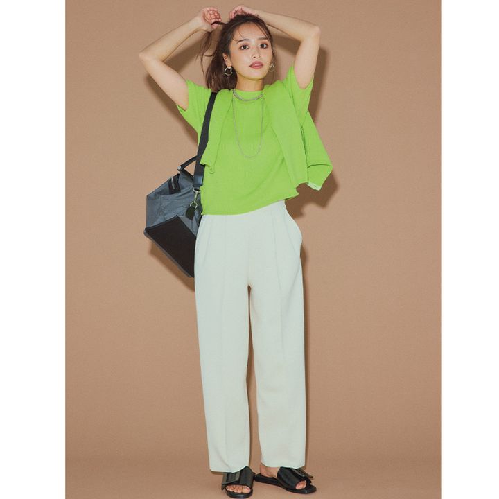 最低気温20度の服装例：白パンツにグリーンのカラーニットが効いた垢抜けスタイル