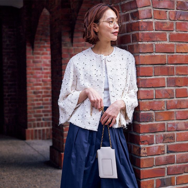 最高気温20度の服装例：簡単にトレンド感が出せる柄ツイードジャケットとネイビーパンツ